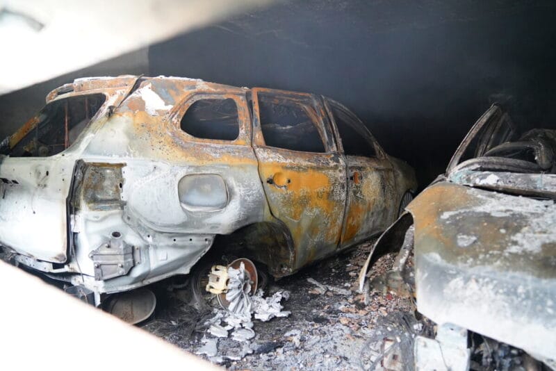 Meerdere auto’s volledig uitgebrand in Bossche parkeergarage waar bewoner met auto door de muur reed | ExcelAir Projects b.v.