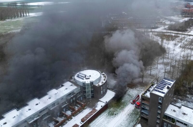 Meerdere auto’s volledig uitgebrand in Bossche parkeergarage waar bewoner met auto door de muur reed | ExcelAir Projects b.v.